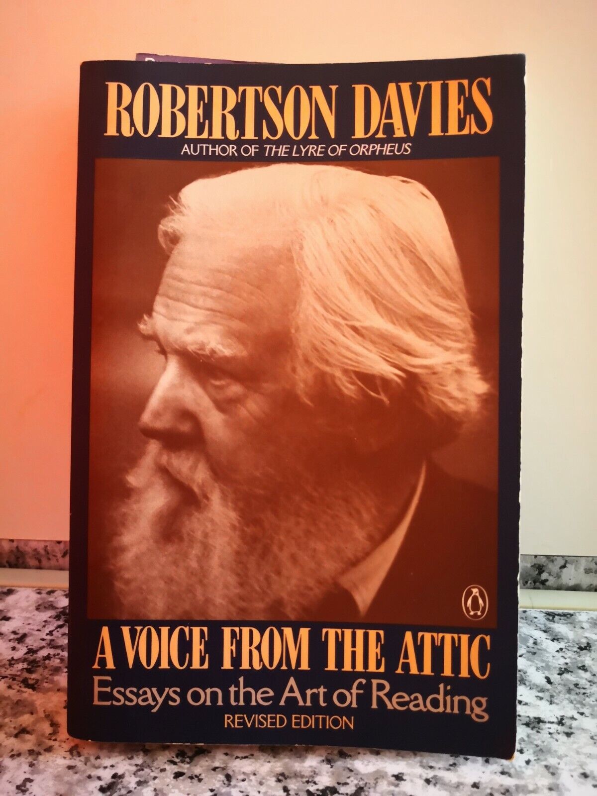 A Voice from the Attic  di Robertson Davies,  1990,  Penguin Books -F