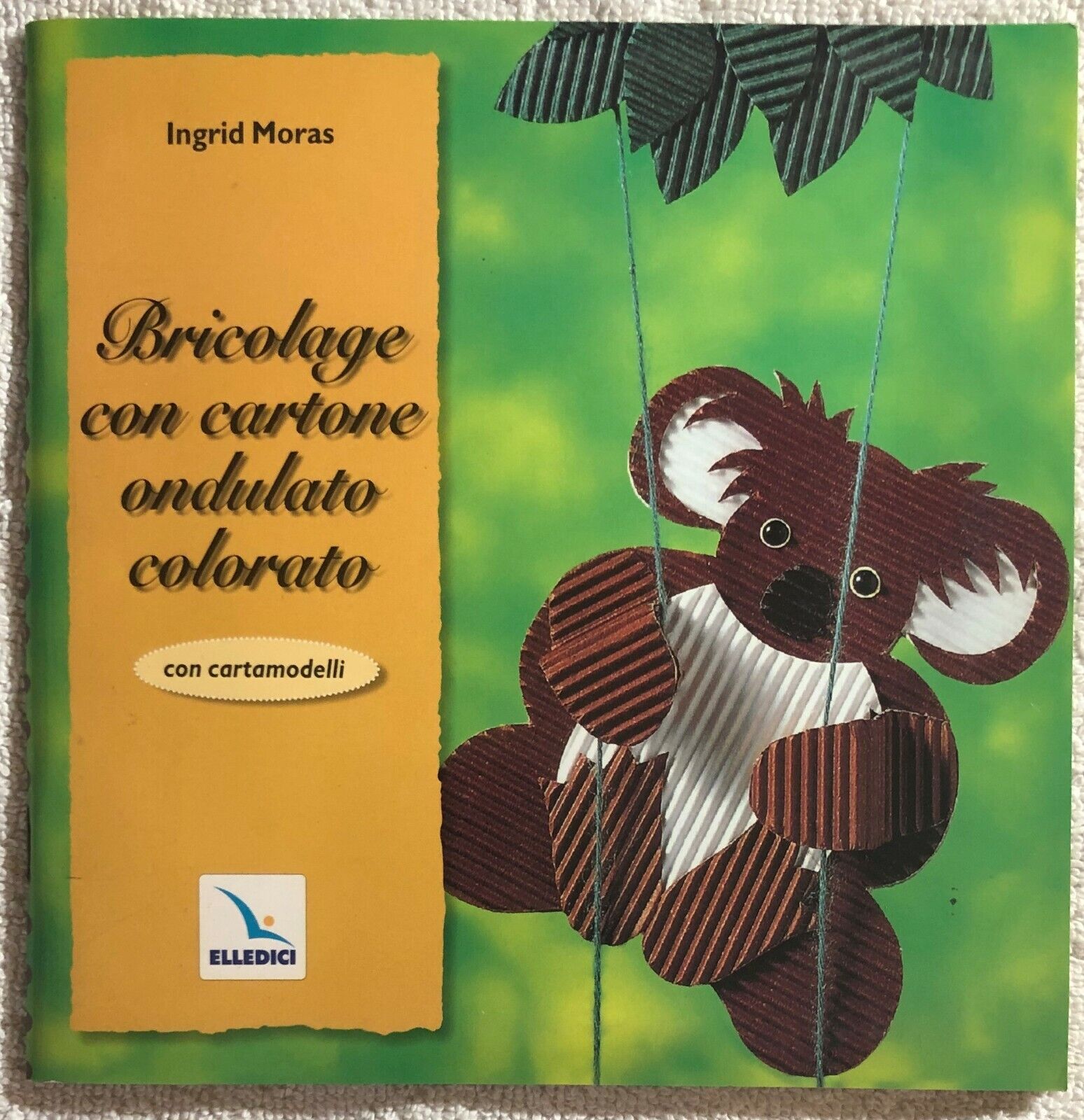 Bricolage con cartone ondulato colorato. Con cartamodelli di Ingrid Moras,  1999