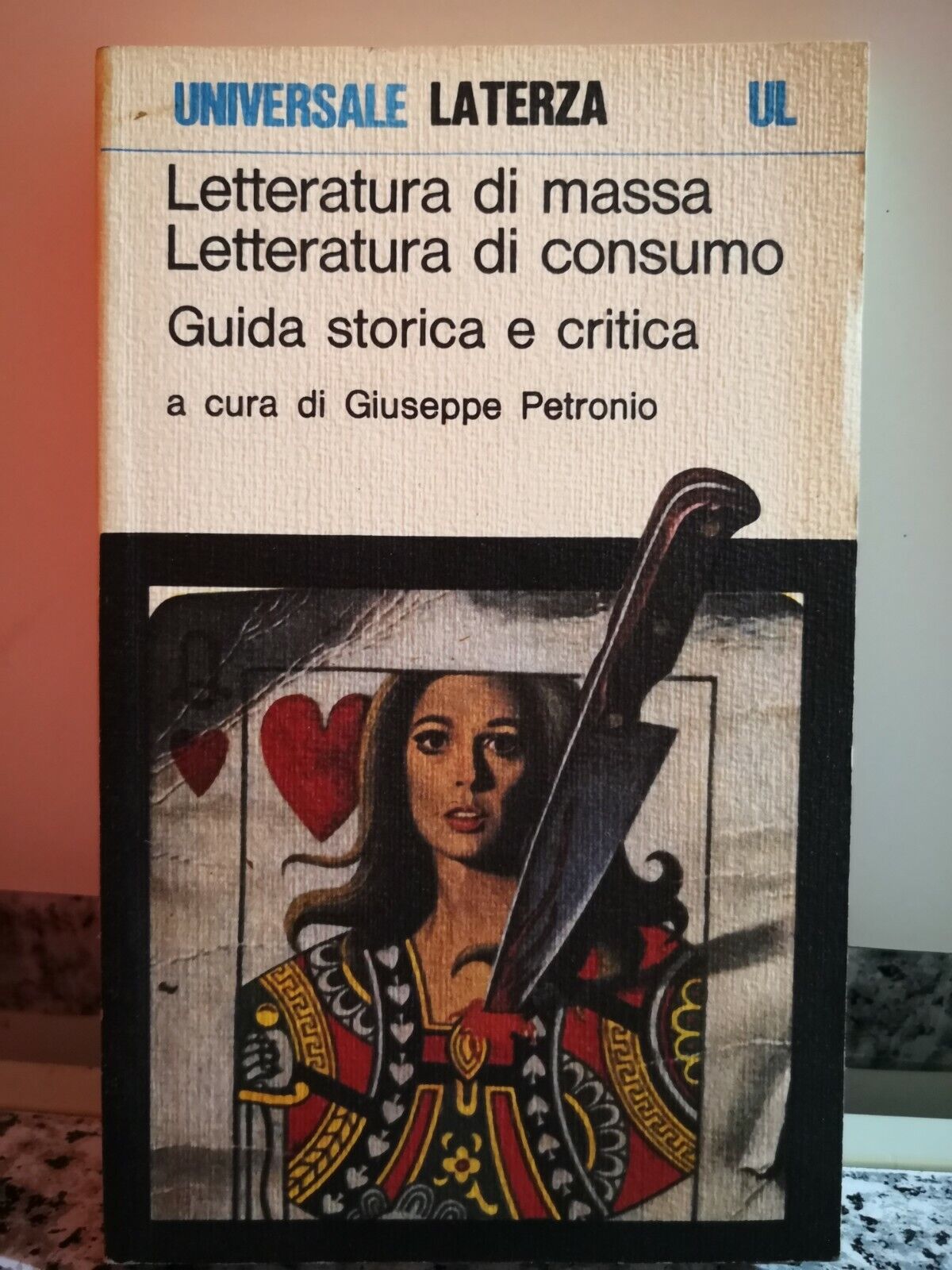  Letteratura di massa, letteratura di consumo  di A.a.v.v,  1979,  Laterza-F