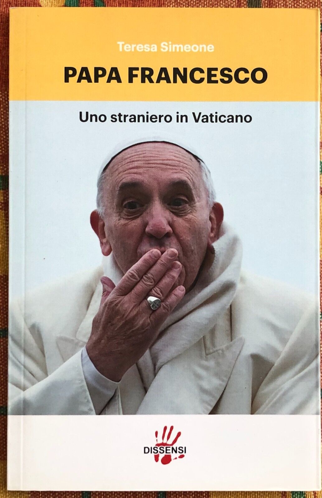 Papa Francesco. Uno straniero in Vaticano di Teresa Simeone, 2016, Dissensi